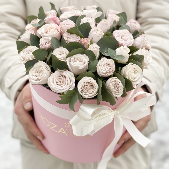 Розовые розы Энджел бомбастик с эвкалиптом в коробке